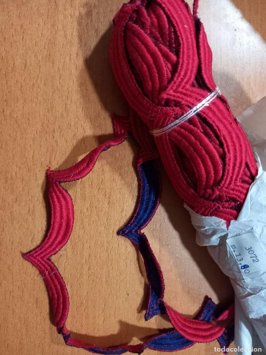 Antig&uuml;edades: Bordado en ondas rojo - Foto 1