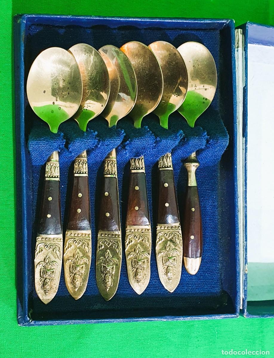 Antig&uuml;edades: cucharas de laton repujado de postre o cafe - Foto 1