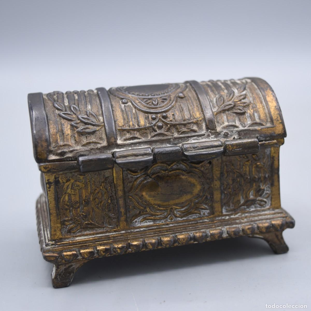 Antig&uuml;edades: Caja cofre antiguo de metal - Foto 5