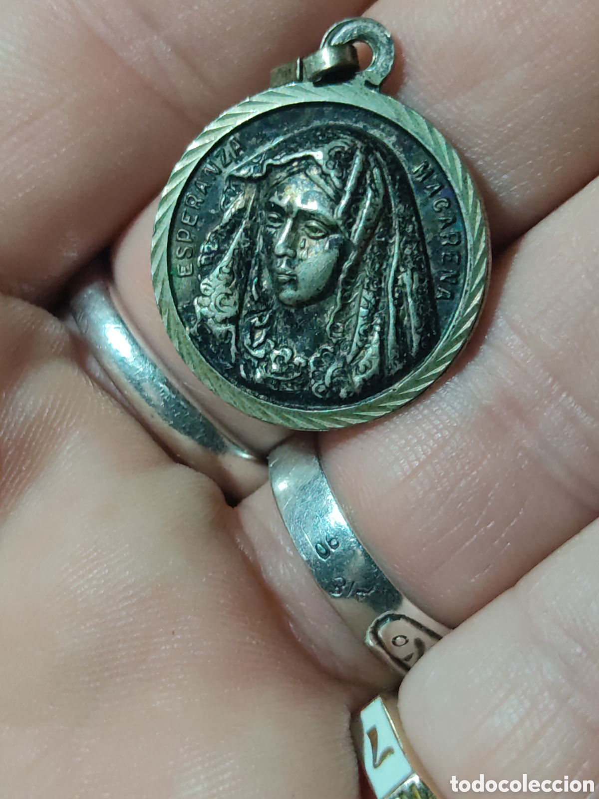 Antig&uuml;edades: Medalla Cristo del gran poder y la virgen de la Macarena. - Foto 3