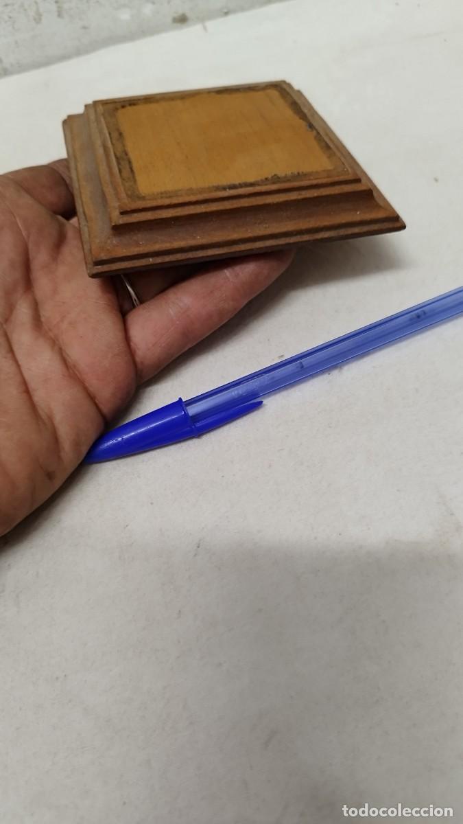 Antig&uuml;edades: Antigua peana de madera - Foto 1