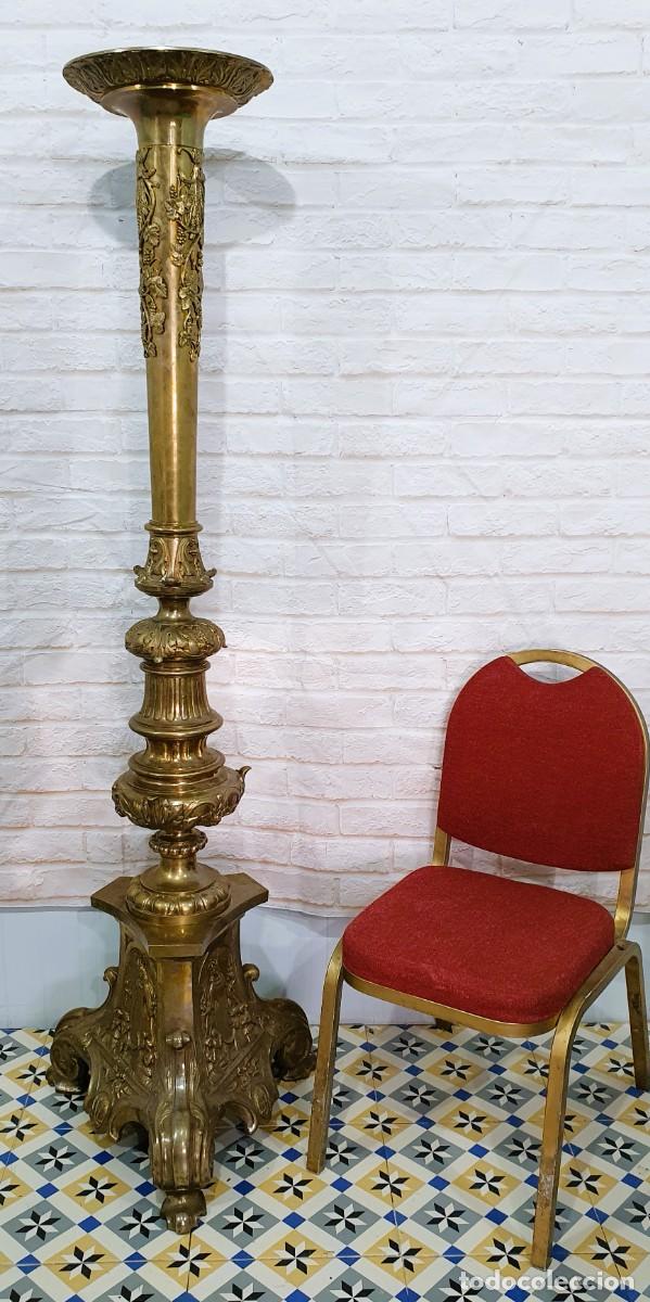 Antig&uuml;edades: Gran hachero candelabro de altar en bronce 180 cm - Foto 2