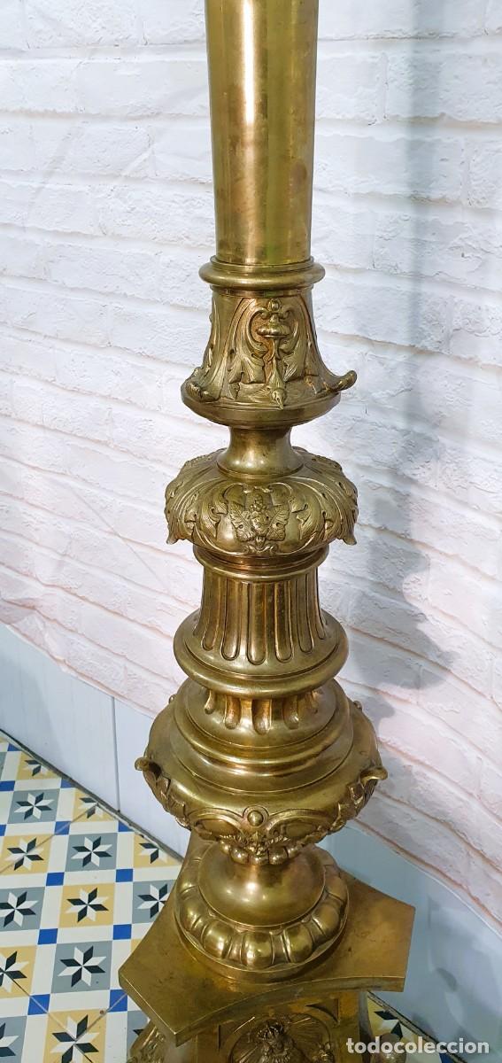 Antig&uuml;edades: Gran hachero candelabro de altar en bronce 180 cm - Foto 6