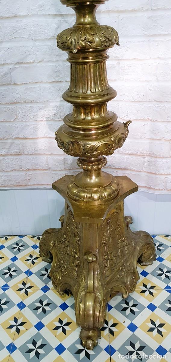Antig&uuml;edades: Gran hachero candelabro de altar en bronce 180 cm - Foto 1