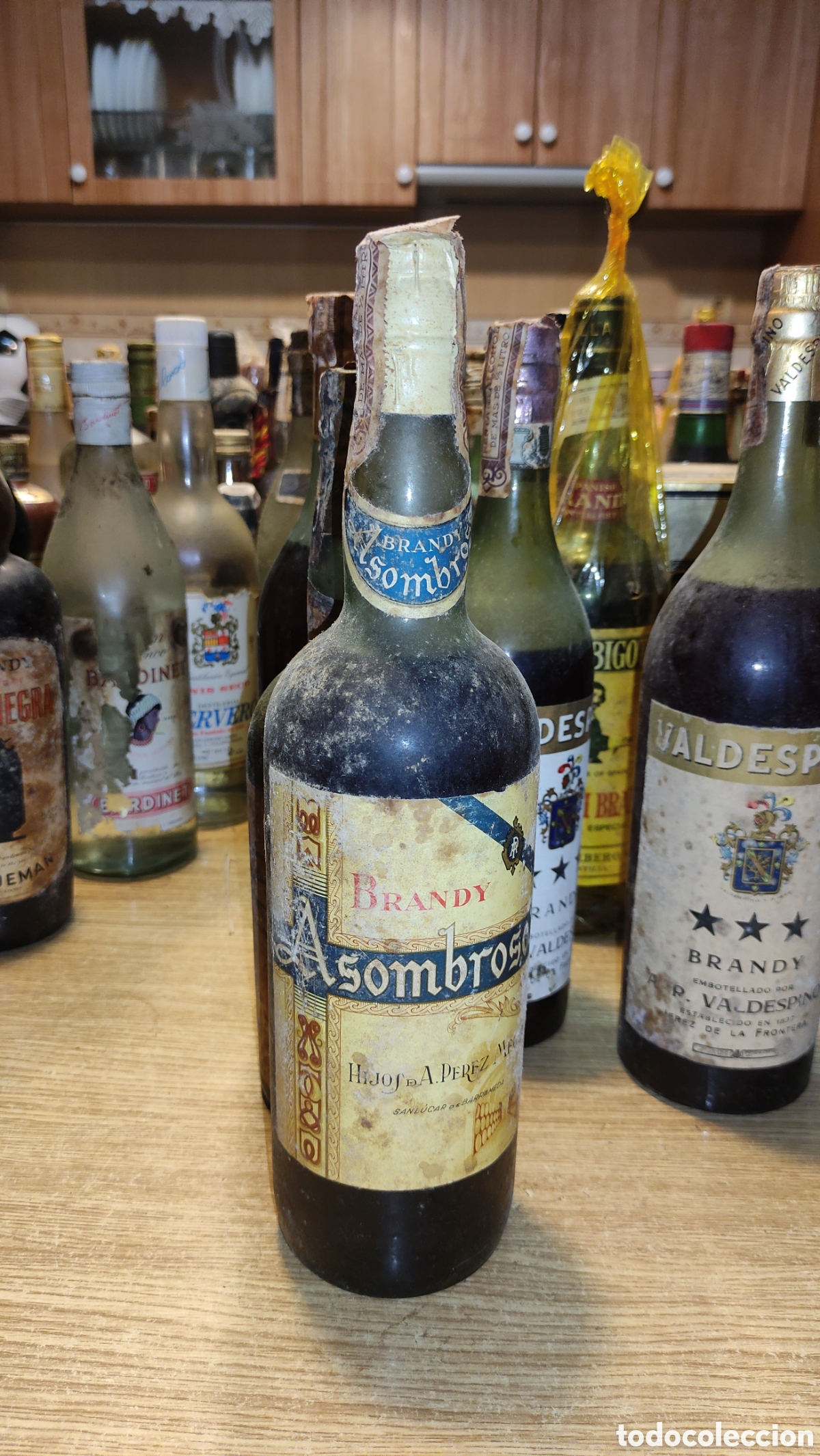 Antig&uuml;edades: Brandy asombroso de 1ltr, precinto de 80centimos - Foto 2