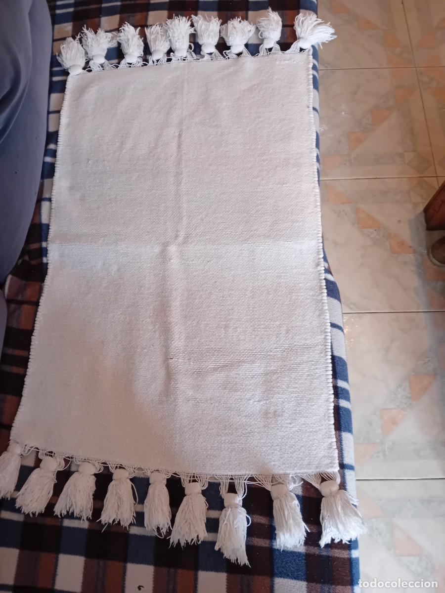 Antig&uuml;edades: Alfombra blanca con borlas - Foto 1