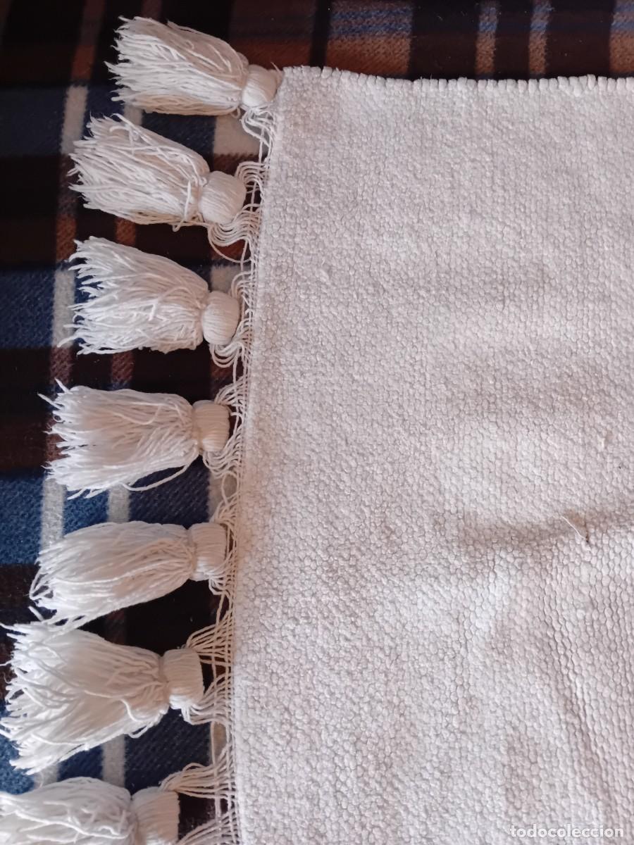 Antig&uuml;edades: Alfombra blanca con borlas - Foto 2
