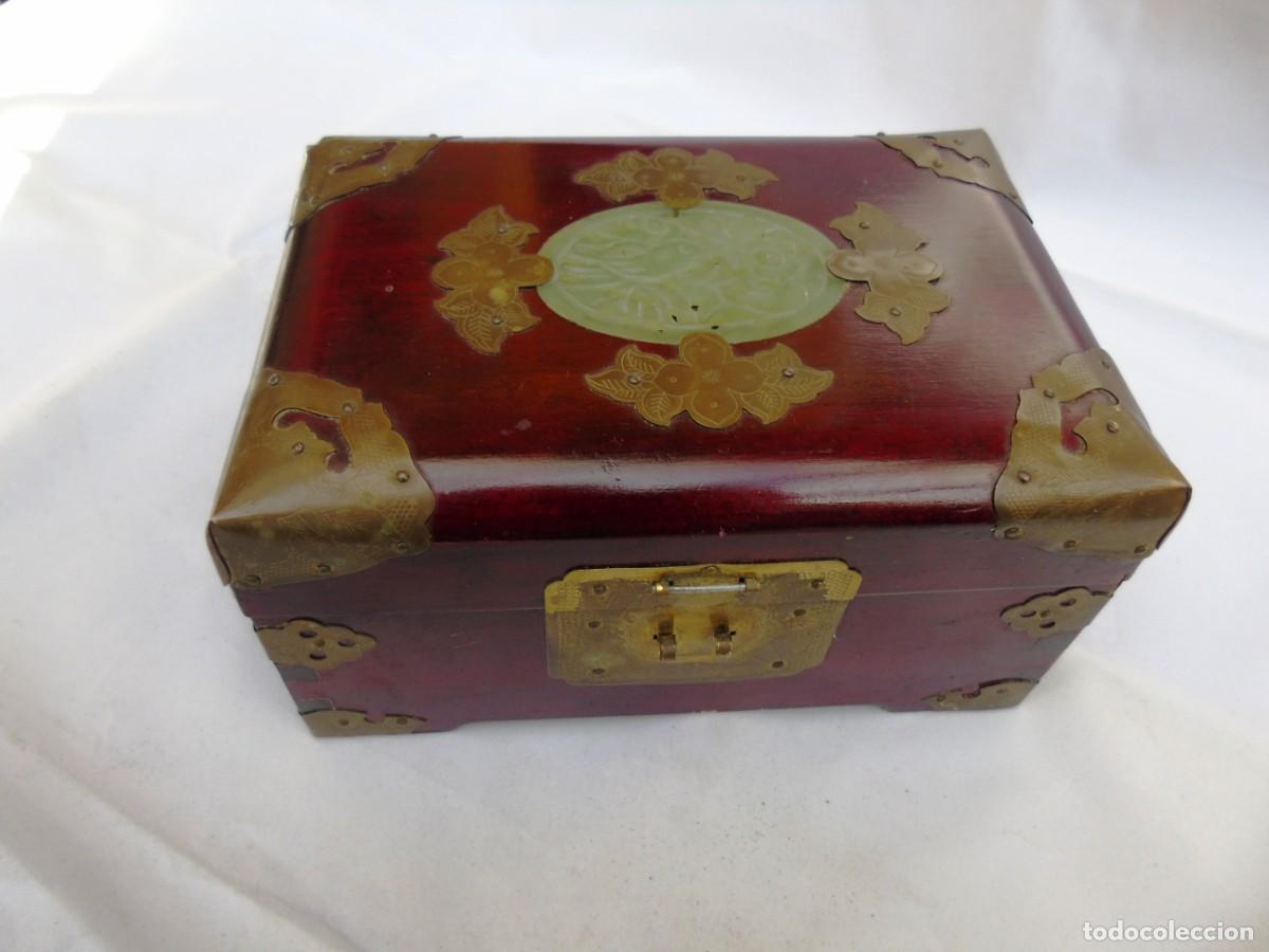 Antig&uuml;edades: Joyero de madera con detalles en jade - Foto 1