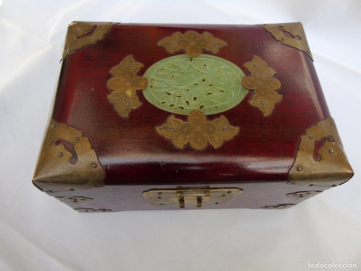 Antig&uuml;edades: Joyero de madera con detalles en jade - Foto 3