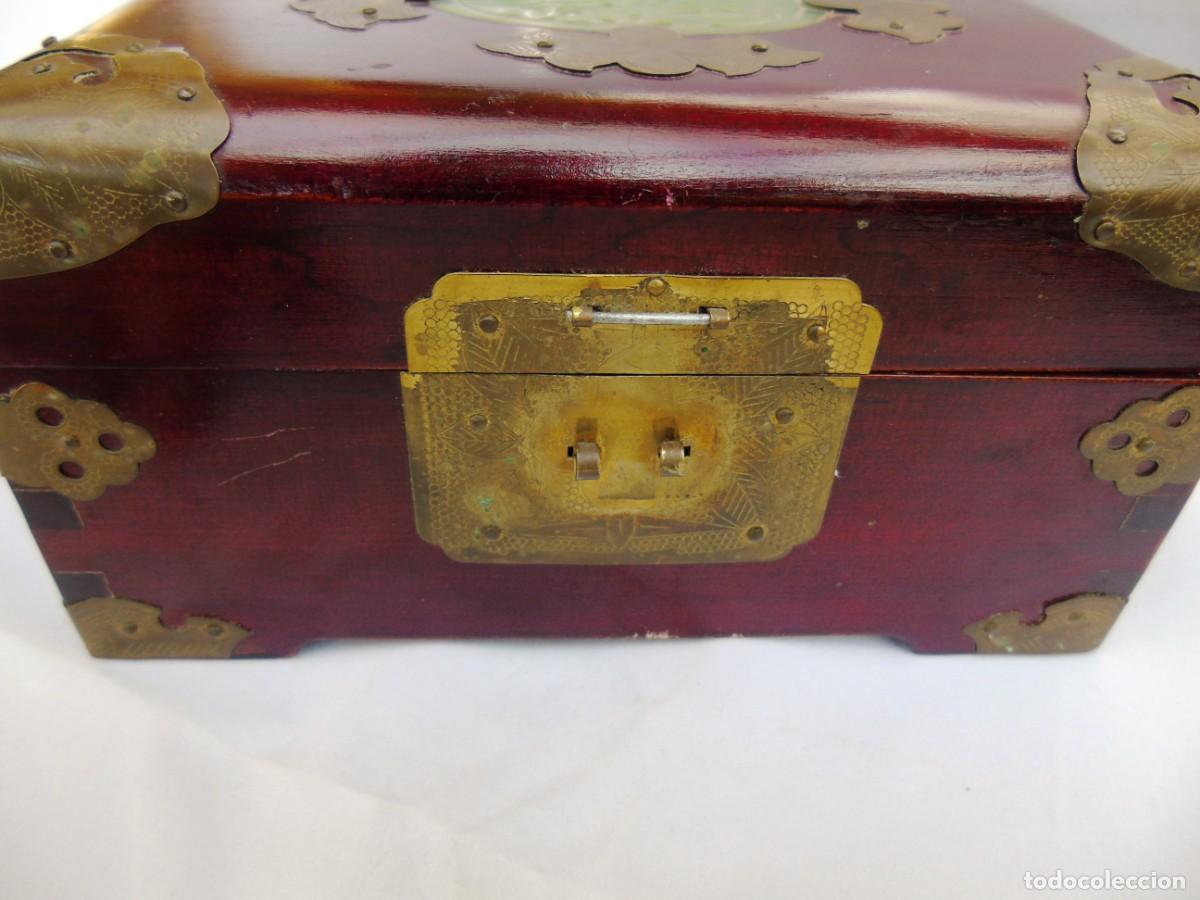 Antig&uuml;edades: Joyero de madera con detalles en jade - Foto 6
