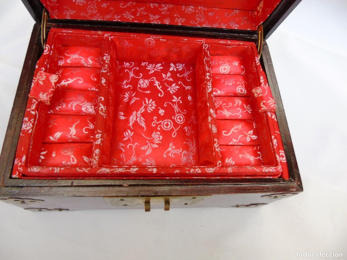 Antig&uuml;edades: Joyero de madera con detalles en jade - Foto 8