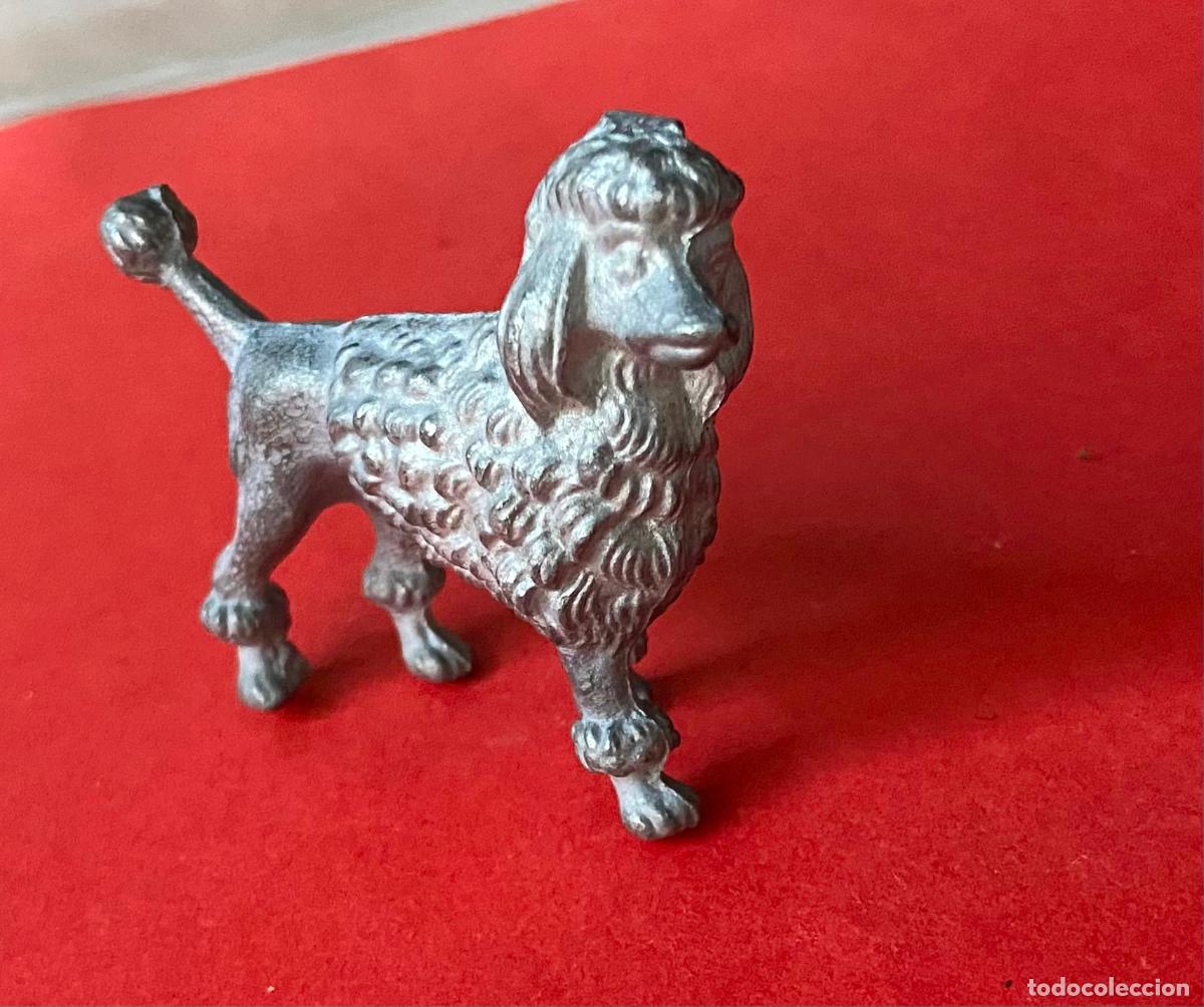 Antig&uuml;edades: 241.- Perro caniche de competici&oacute;n de plomo - Foto 2