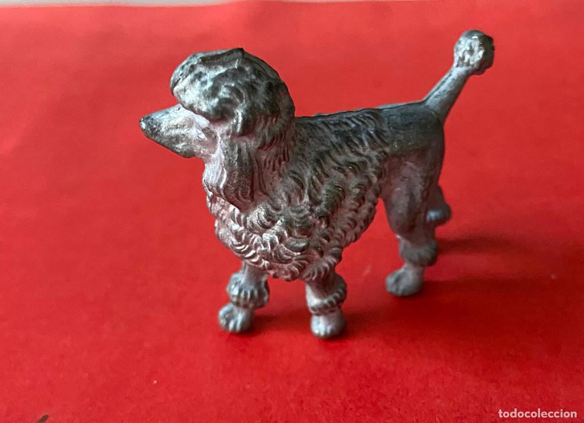 Antig&uuml;edades: 241.- Perro caniche de competici&oacute;n de plomo - Foto 3