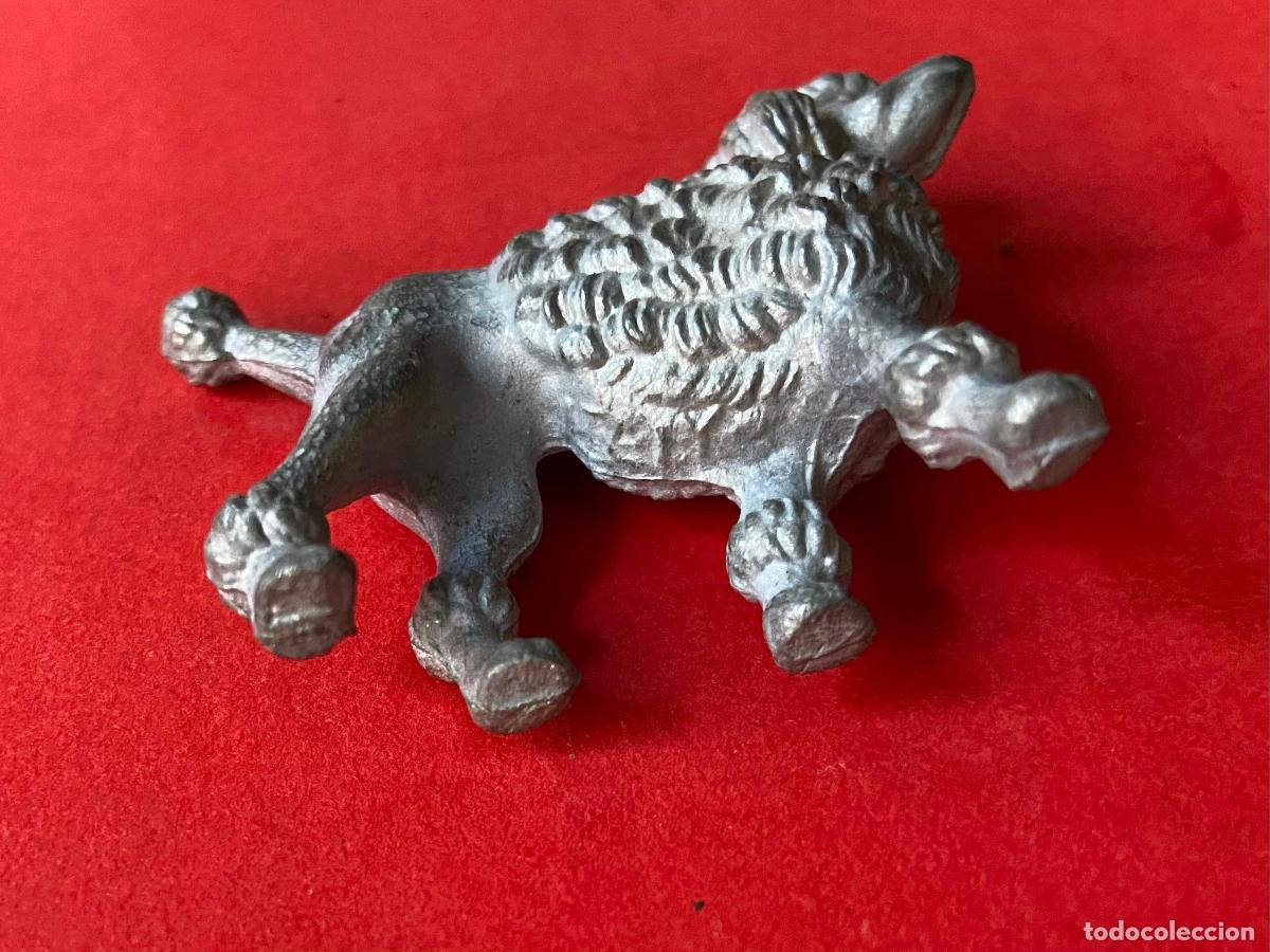 Antig&uuml;edades: 241.- Perro caniche de competici&oacute;n de plomo - Foto 4