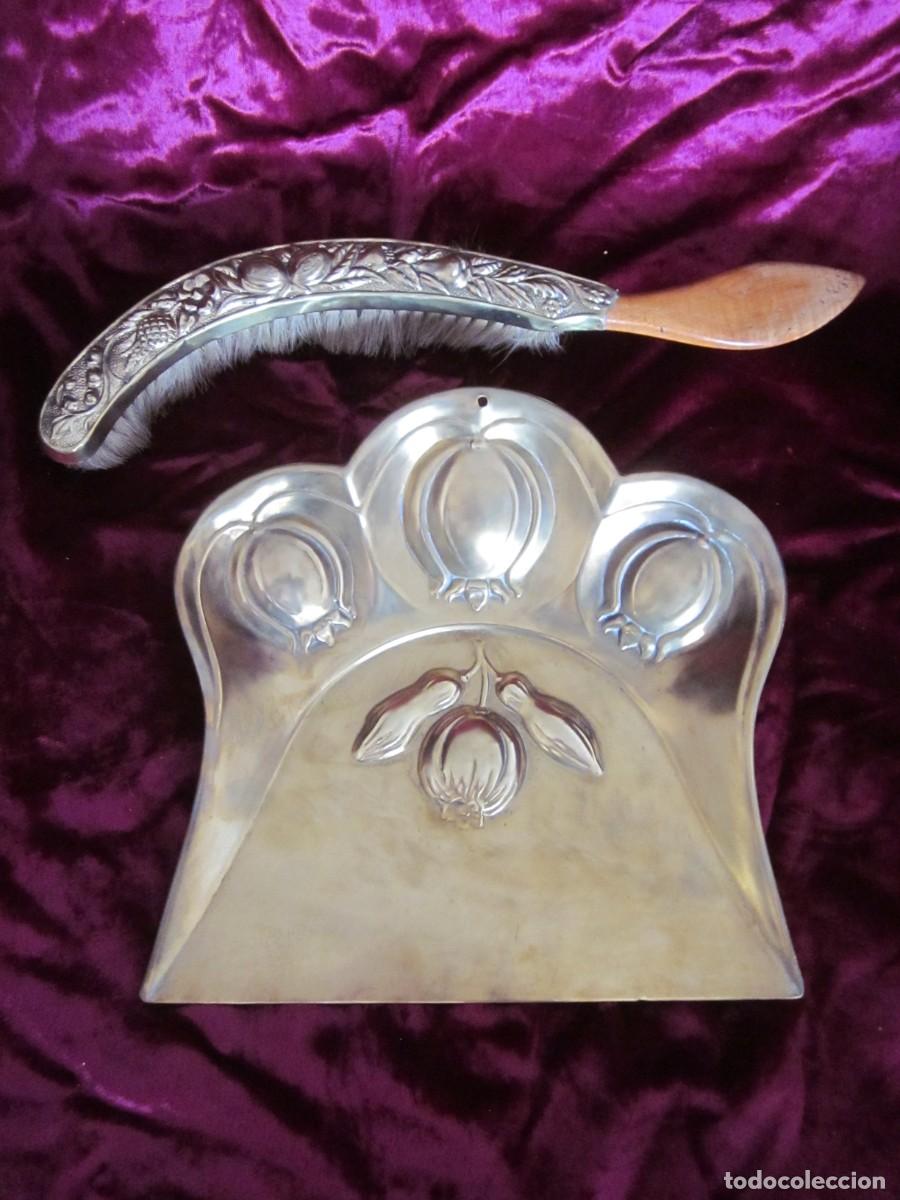 Antig&uuml;edades: ART NOUVEAU PALA Y CEPILLO RECOGEMIGAS