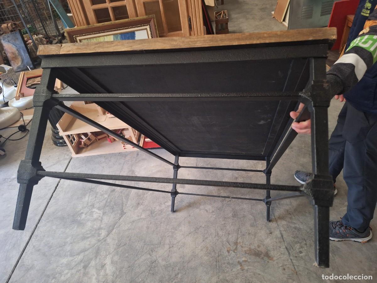 Antig&uuml;edades: Mesa baja rectangular de centro en metal y olmo macizo - Foto 10