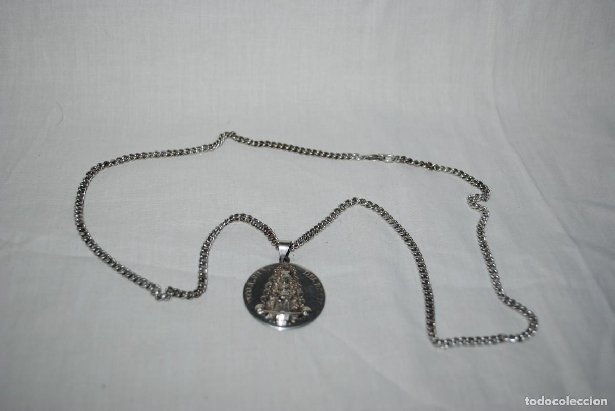 Antig&uuml;edades: MEDALLA DE LA VIRGEN DEL ROCIO DE PLATA CON CADENA . - Foto 1
