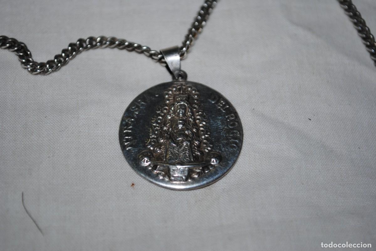 Antig&uuml;edades: MEDALLA DE LA VIRGEN DEL ROCIO DE PLATA CON CADENA . - Foto 3