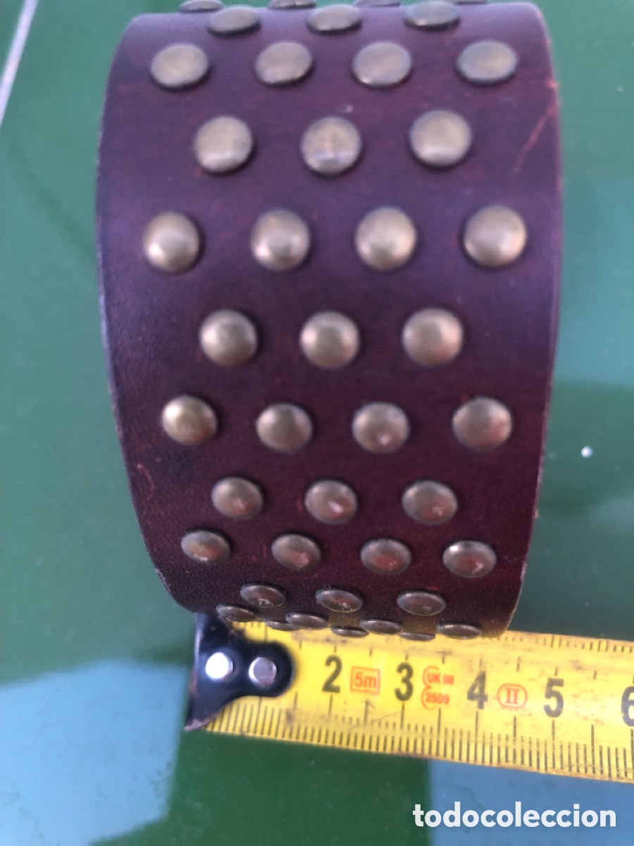 Antig&uuml;edades: Pulsera de cuero y tachuelas - Foto 4