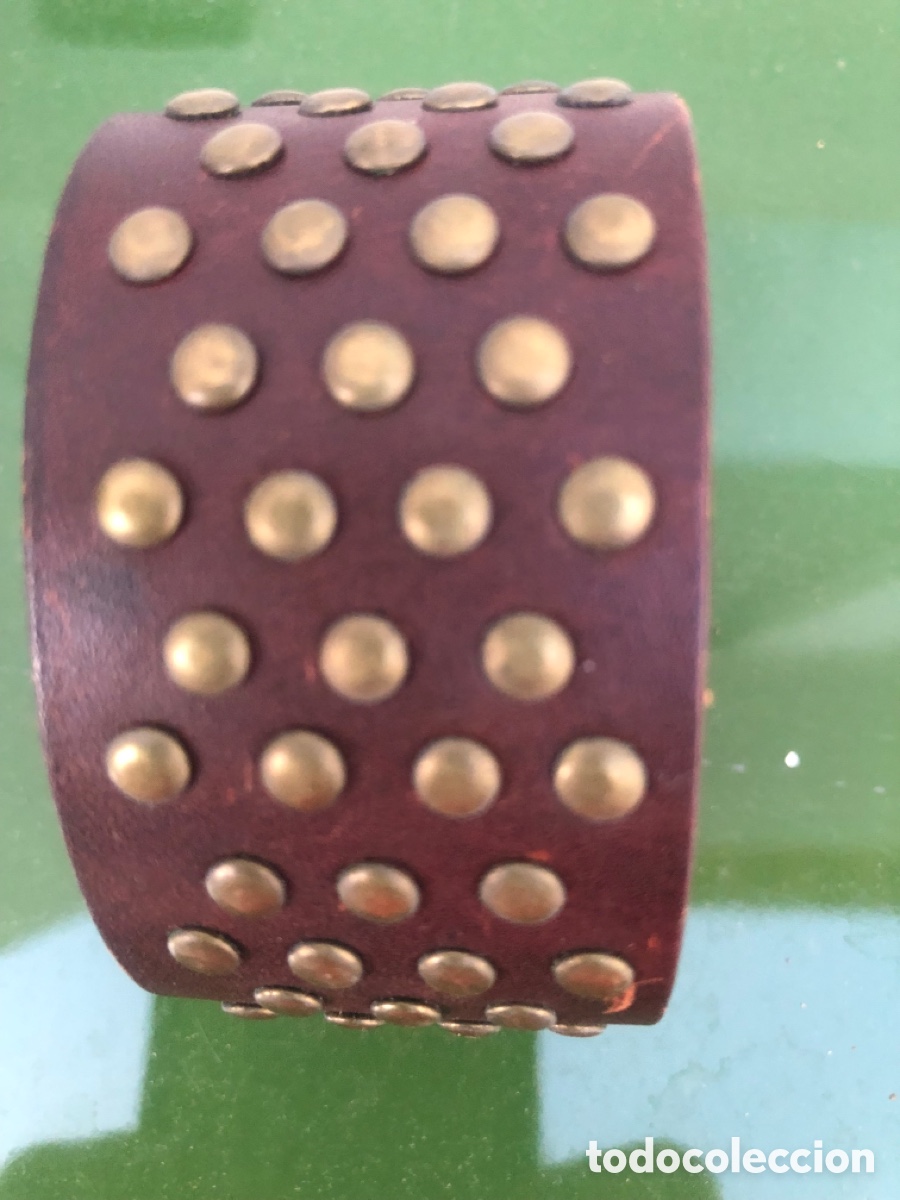 Antig&uuml;edades: Pulsera de cuero y tachuelas - Foto 1