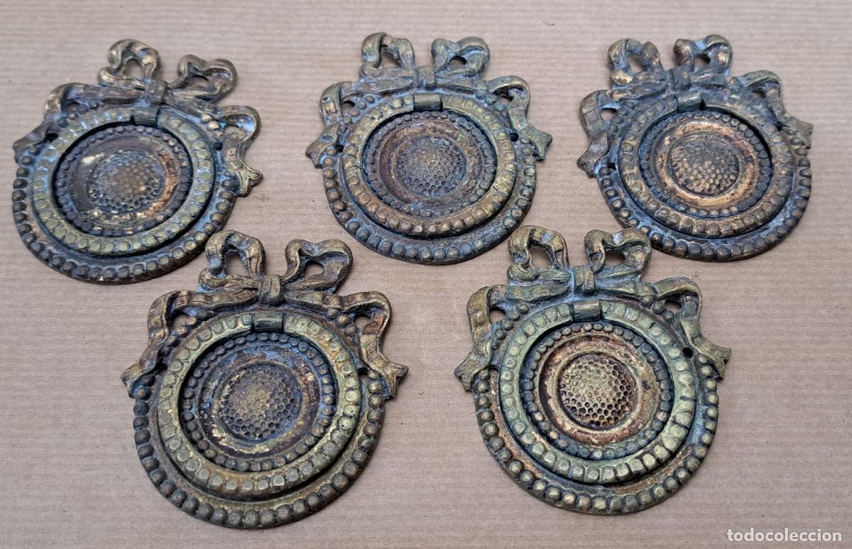 Antig&uuml;edades: LOTE DE 5 TIRADORES DE BRONCE - Foto 2