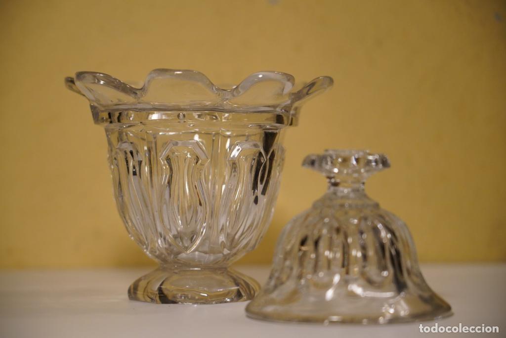 Antig&uuml;edades: BOMBONERA DE CRISTAL TALLADO - Foto 2