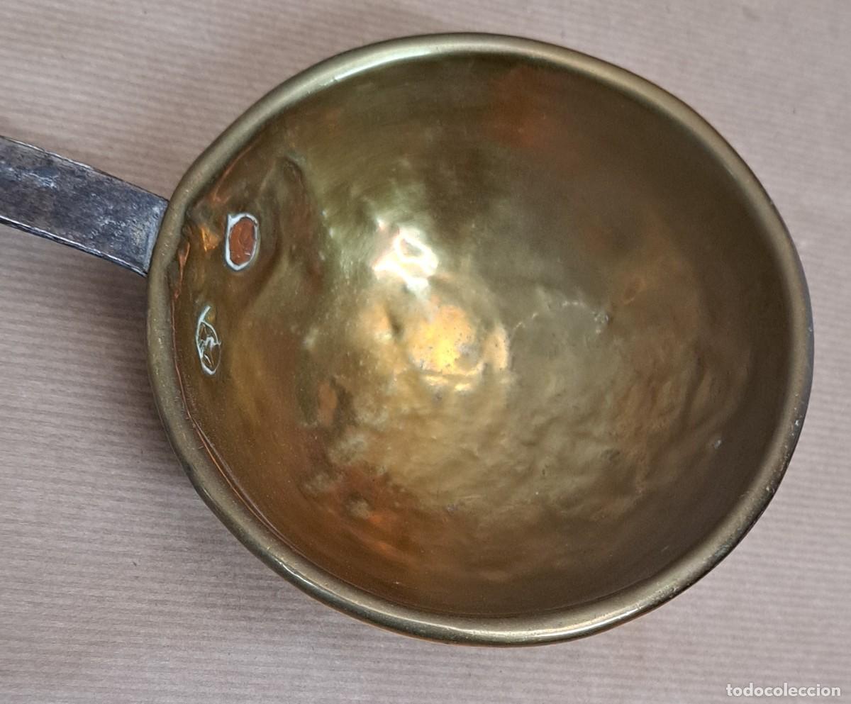 Antig&uuml;edades: CUCHARON DE LAT&Oacute;N Y HIERRO SIGLO XIX - Foto 1