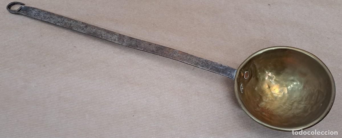 Antig&uuml;edades: CUCHARON DE LAT&Oacute;N Y HIERRO SIGLO XIX - Foto 2
