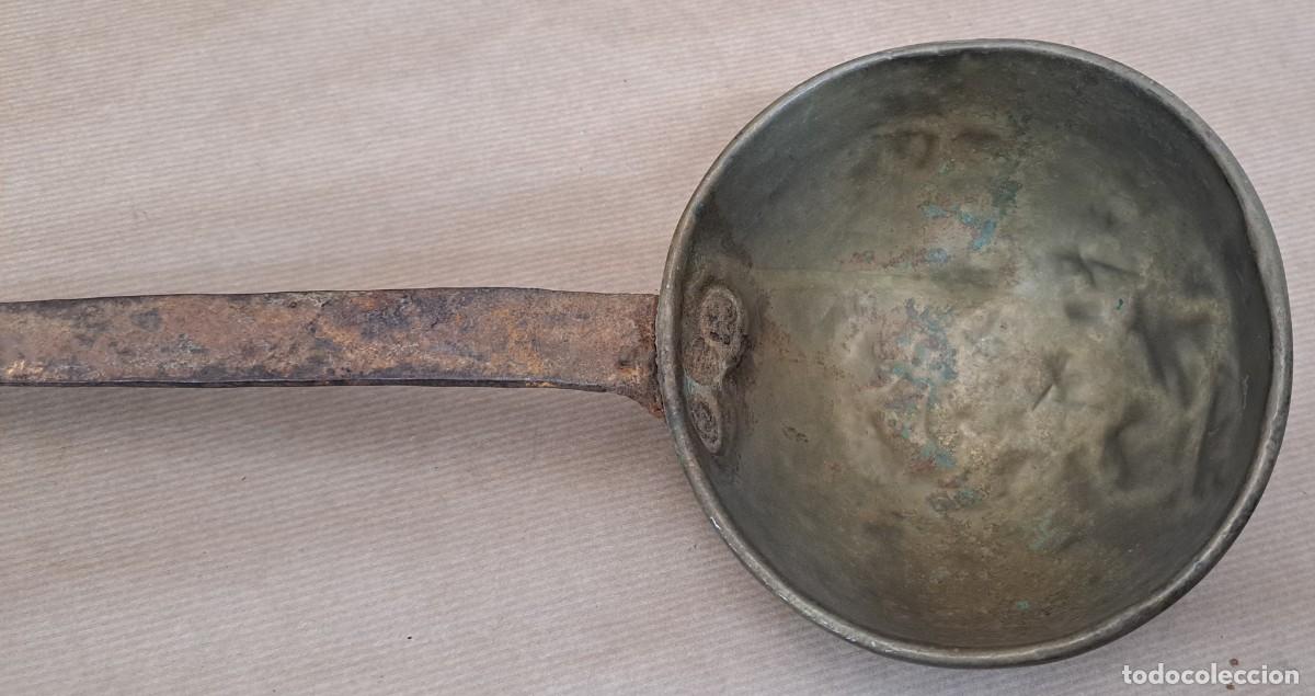 Antig&uuml;edades: CUCHARON DE LAT&Oacute;N Y HIERRO SIGLO XIX - Foto 1