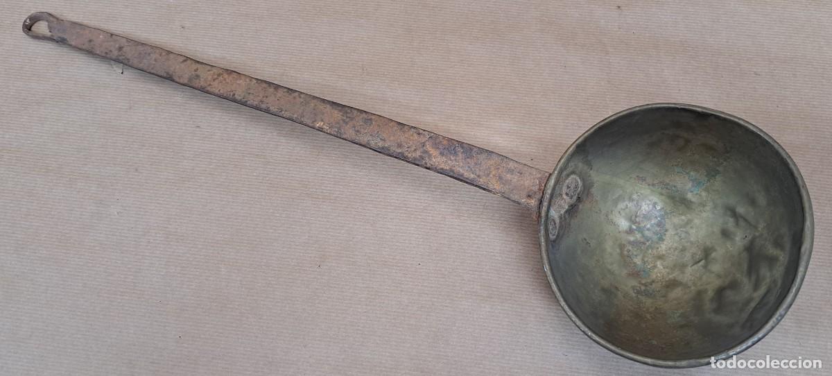 Antig&uuml;edades: CUCHARON DE LAT&Oacute;N Y HIERRO SIGLO XIX - Foto 2
