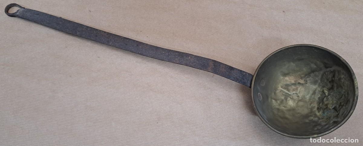 Antig&uuml;edades: CUCHARON DE LAT&Oacute;N Y HIERRO SIGLO XIX - Foto 2