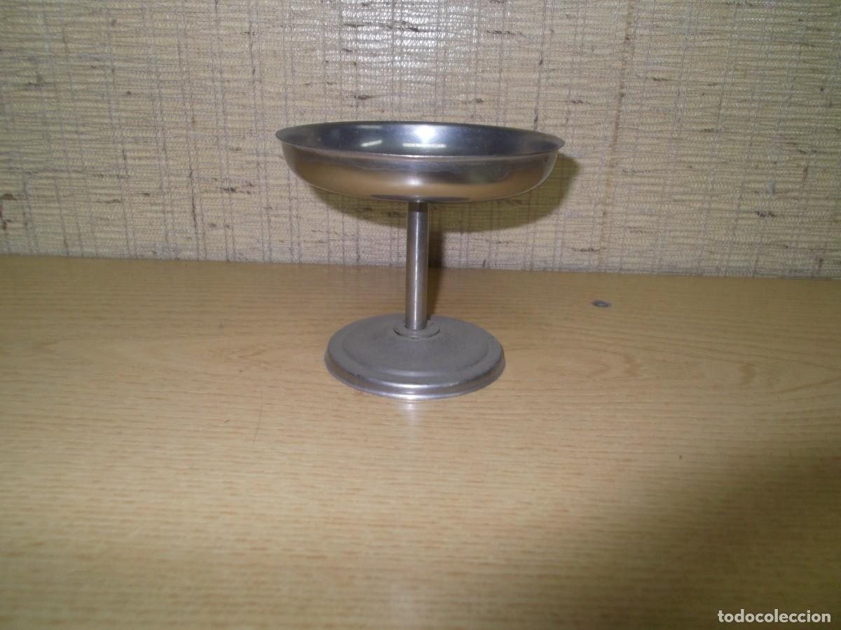 Antig&uuml;edades: Copa de metal plana para helado - Foto 1