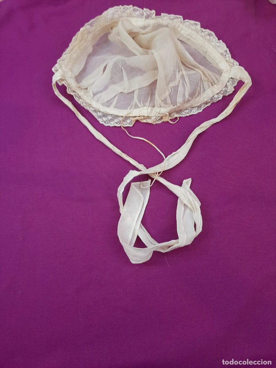 Antig&uuml;edades: 2 GORROS ANTIGUOS, PARA MU&Ntilde;ECAS, DE TULL Y SEDA CON ENCAJE - Foto 1