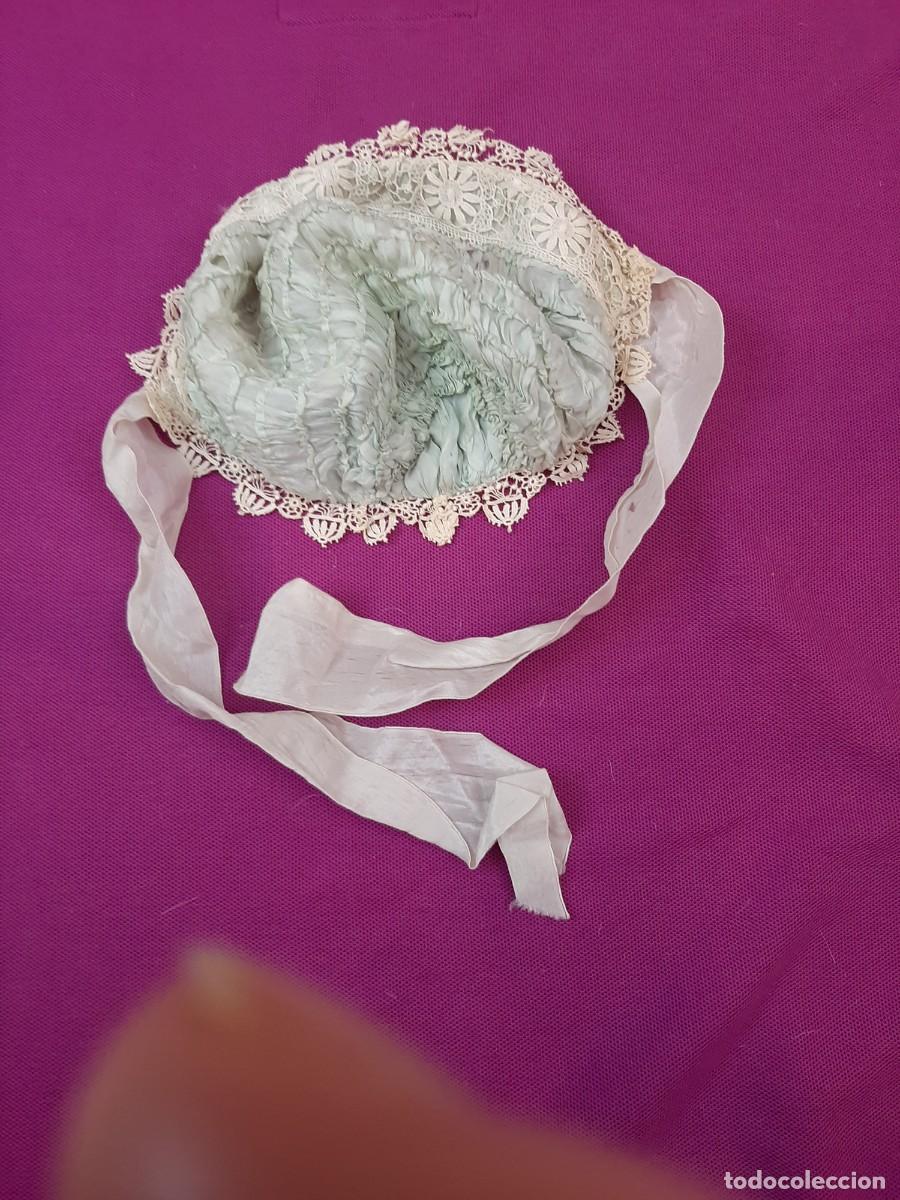 Antig&uuml;edades: 2 GORROS ANTIGUOS, PARA MU&Ntilde;ECAS, DE TULL Y SEDA CON ENCAJE - Foto 3
