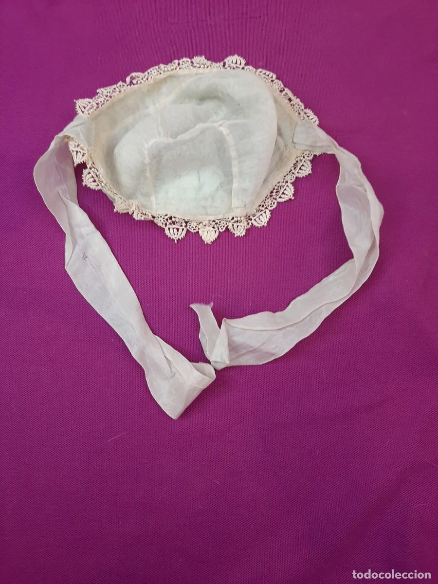 Antig&uuml;edades: 2 GORROS ANTIGUOS, PARA MU&Ntilde;ECAS, DE TULL Y SEDA CON ENCAJE - Foto 4