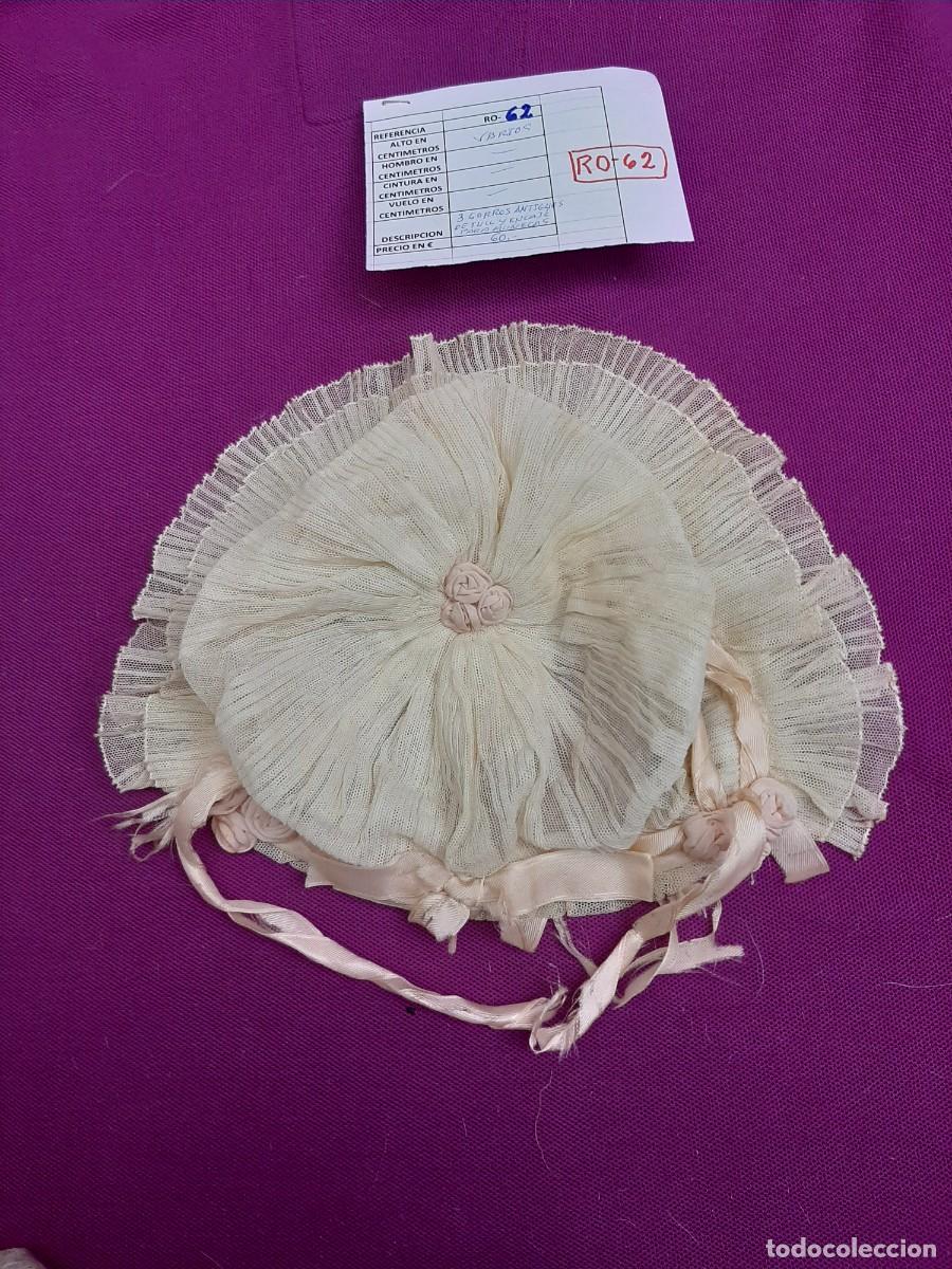 Antig&uuml;edades: 3 GORROS ANTIGUOS, DE TULL Y ENCAJE PARA MU&Ntilde;ECAS - Foto 1