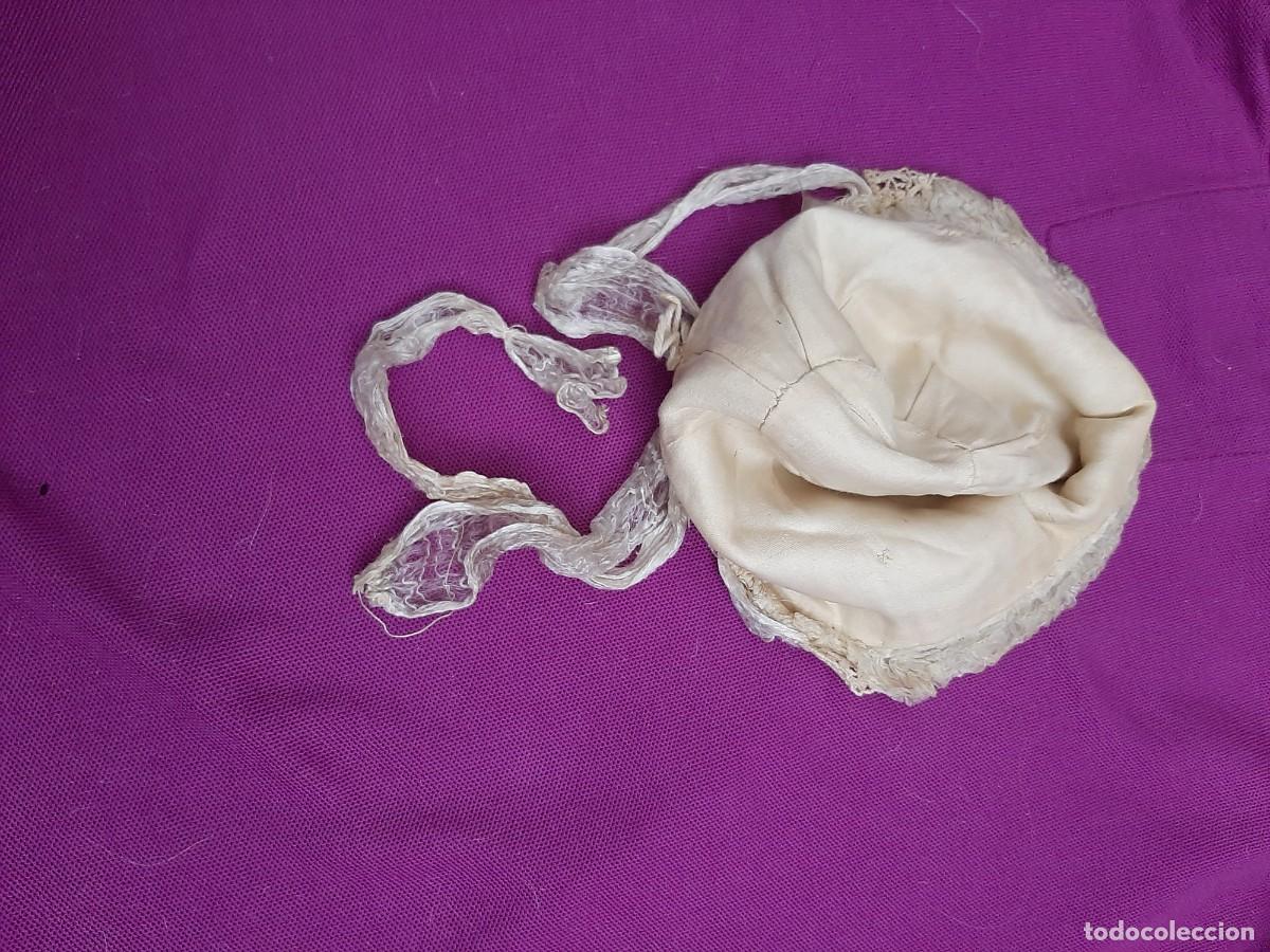 Antig&uuml;edades: 3 GORROS ANTIGUOS, DE TULL Y ENCAJE PARA MU&Ntilde;ECAS - Foto 4
