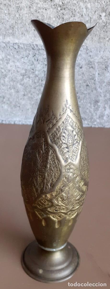 Antig&uuml;edades: Florero lat&oacute;n alto relieve - 26 cm. de altura