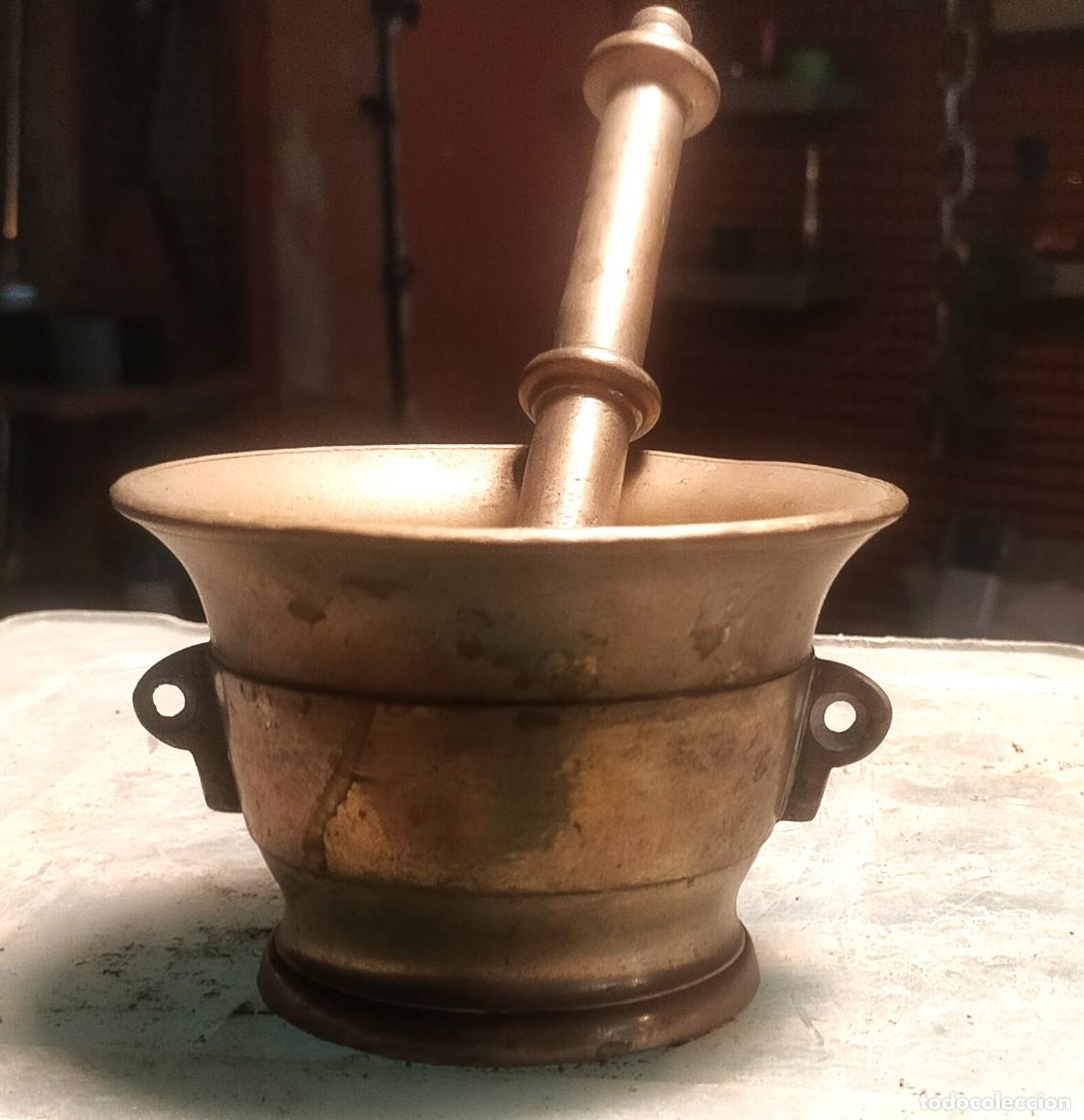 Antig&uuml;edades: Mortero de bronce con su mano - Foto 1