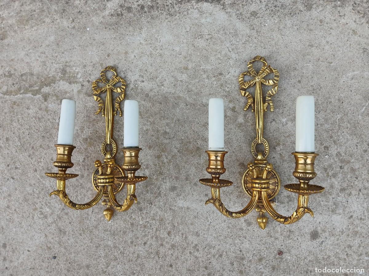 Antigüedades: 2 Dos Apliques antiguos bronce estilo Luis XVI. Lámpara antigua Pareja de Apliques antiguos.