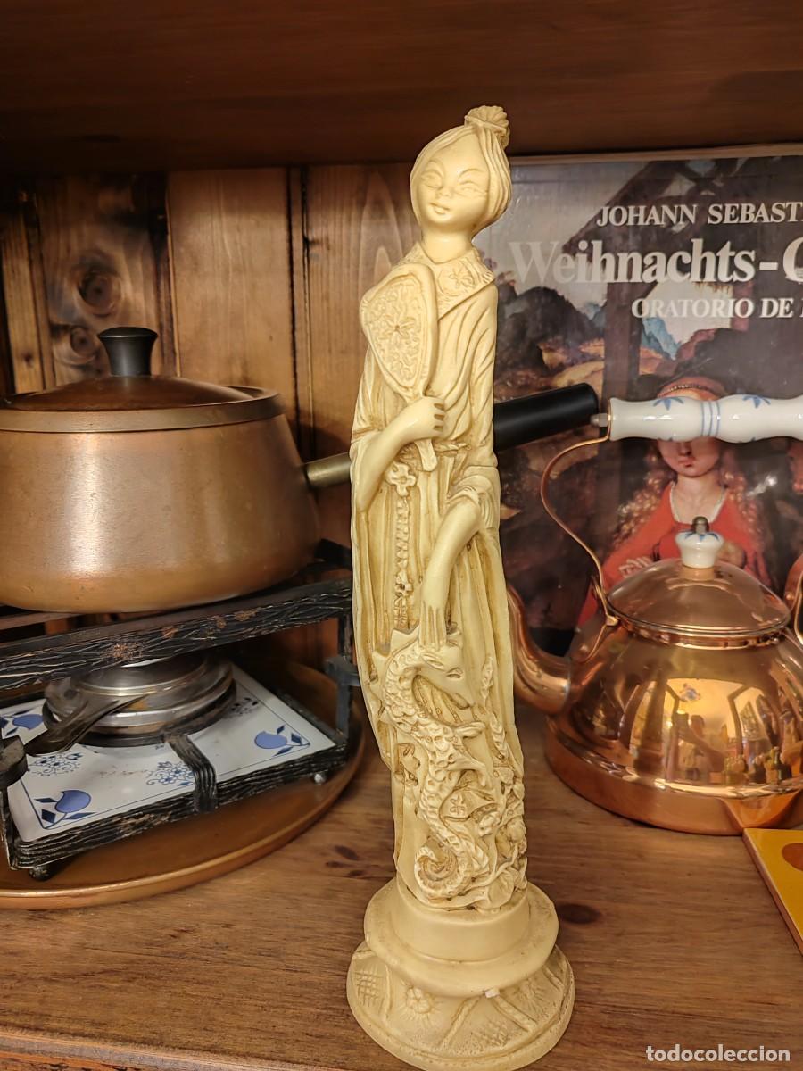 Antig&uuml;edades: Escultura mujer asi&aacute;tica - Foto 1