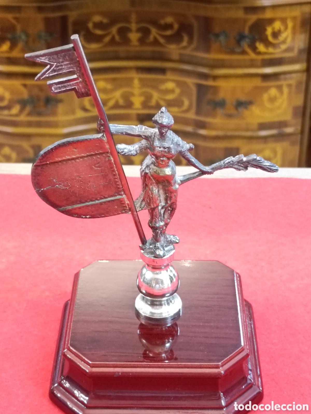Antig&uuml;edades: FIGURA GIRALDILLO CON LA BASE DE MADERA - Foto 2