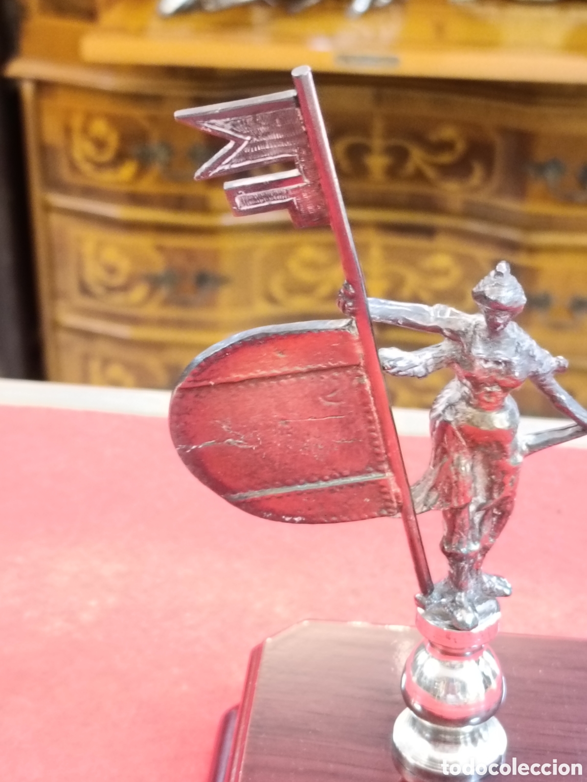 Antig&uuml;edades: FIGURA GIRALDILLO CON LA BASE DE MADERA - Foto 3