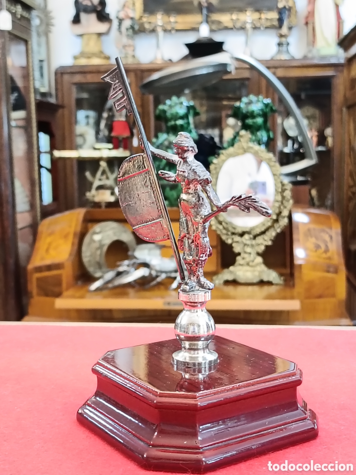 Antig&uuml;edades: FIGURA GIRALDILLO CON LA BASE DE MADERA - Foto 4