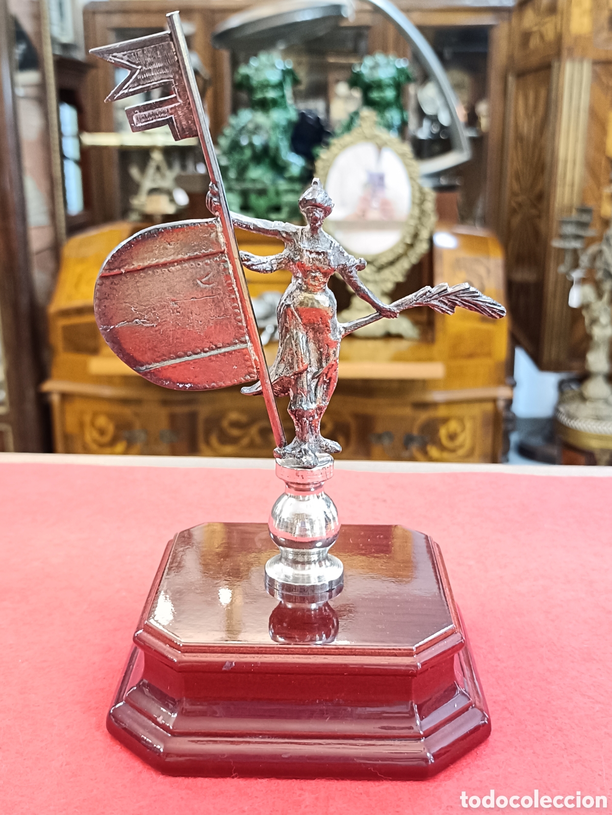 Antig&uuml;edades: FIGURA GIRALDILLO CON LA BASE DE MADERA - Foto 1