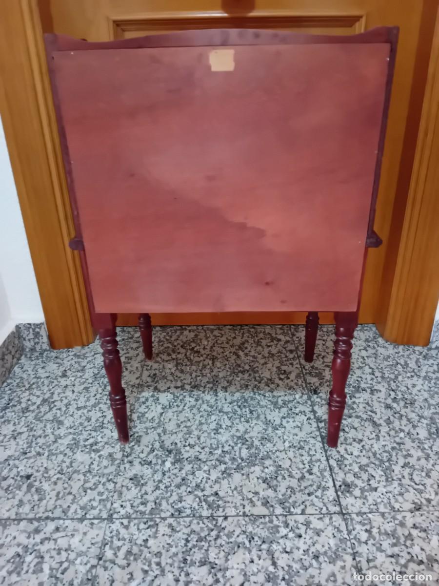 Antig&uuml;edades: Mesilla de noche decada de los a&ntilde;os 70 - Foto 3