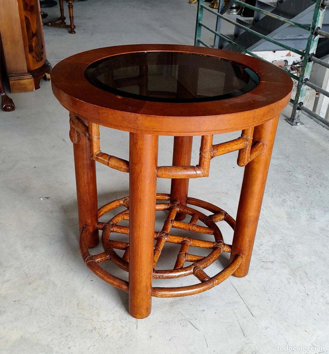 Antig&uuml;edades: Mesa auxiliar redonda de madera y bambu SXX - Foto 1