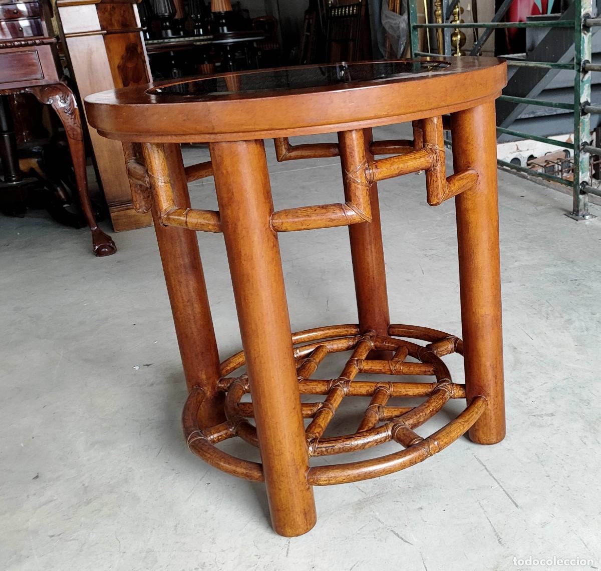 Antig&uuml;edades: Mesa auxiliar redonda de madera y bambu SXX - Foto 6
