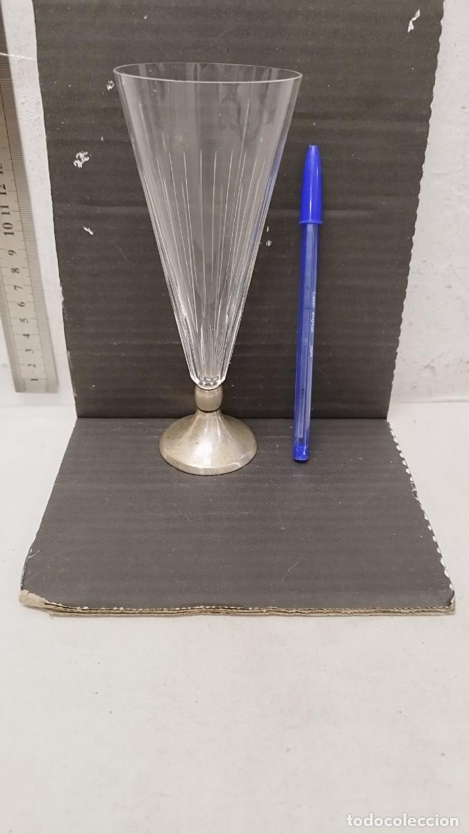 Antig&uuml;edades: Antigua copa de cristal con base de plata contrastada estrella. - Foto 1
