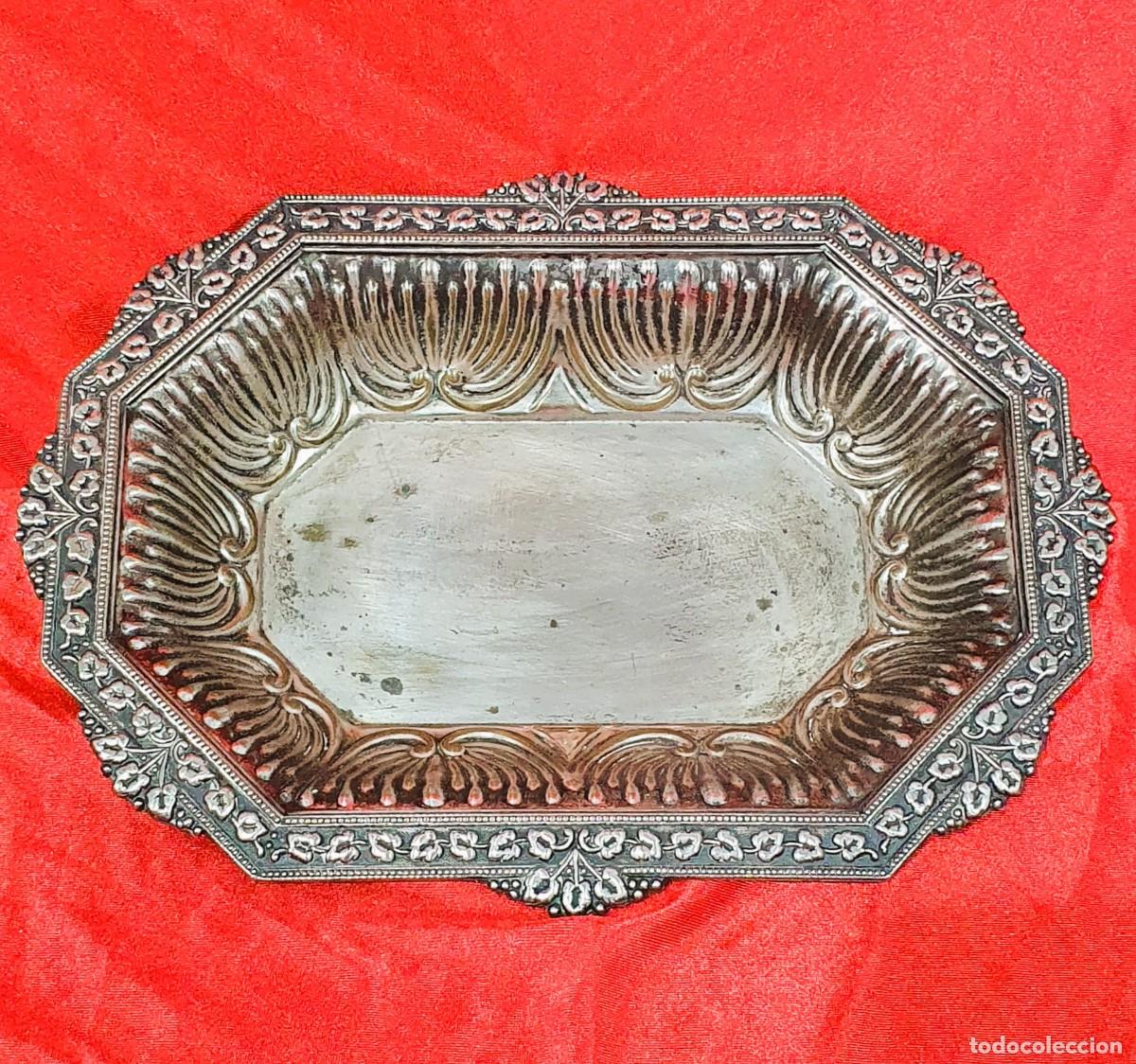 Antig&uuml;edades: Bandeja antigua relieve - Foto 1